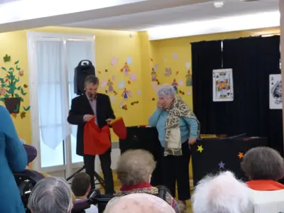 Spectacle de magie en maison de retraite devant les résidents