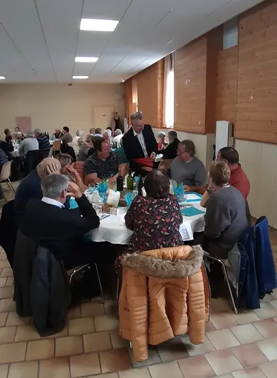 Close-up pour des aînés lors d'un repas en salle