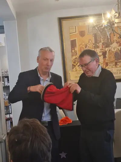 Francis présente un tour avec un foulard à un résident