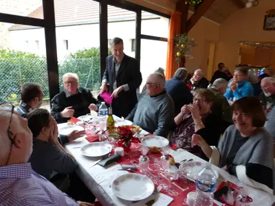Spectacle de magie devant un public d'aînés en salle commune