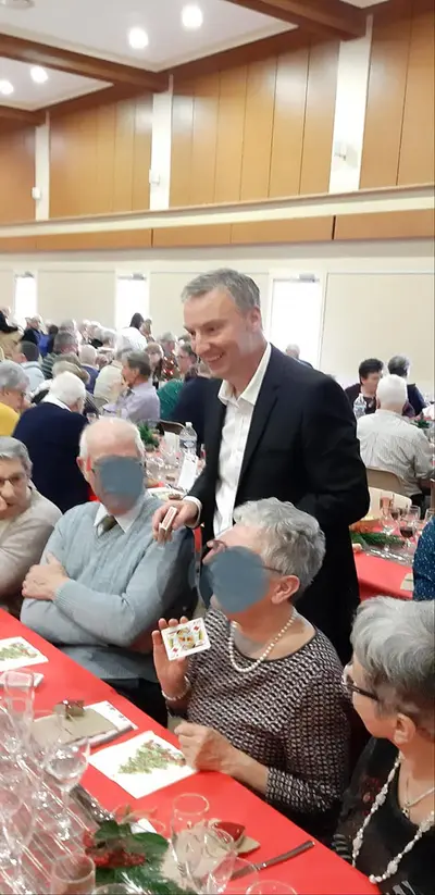 Close-up en EHPAD avec un groupe de résidents souriants
