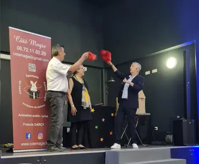 Spectacle scénique lors d'un repas des aînés