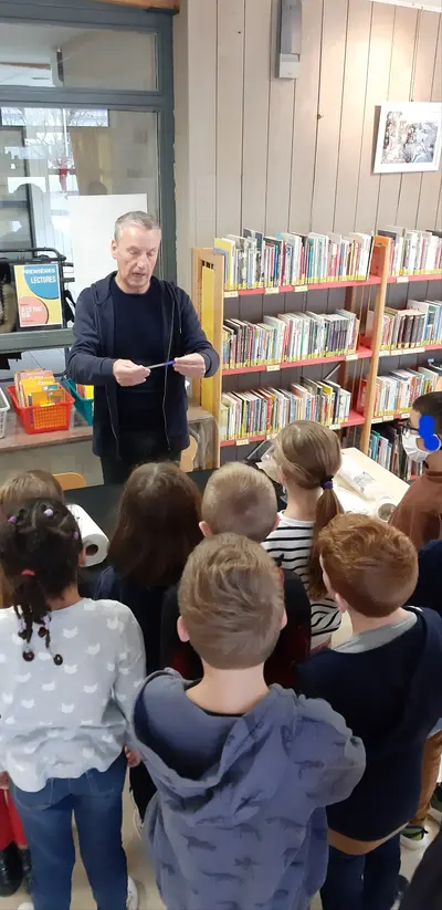 Atelier de magie dans une médiathèque avec des enfants