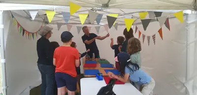 Enfants apprenant leur premier tour de cartes