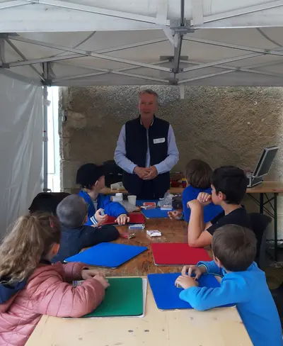 Francis montre un tour aux apprentis magiciens