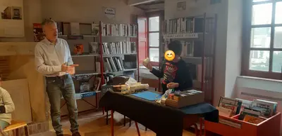 Enfants concentrés pendant un atelier de magie