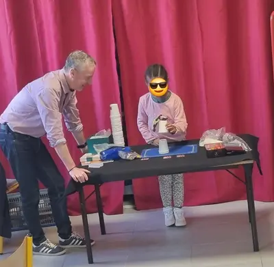 Atelier magie avec des enfants autour d'une table