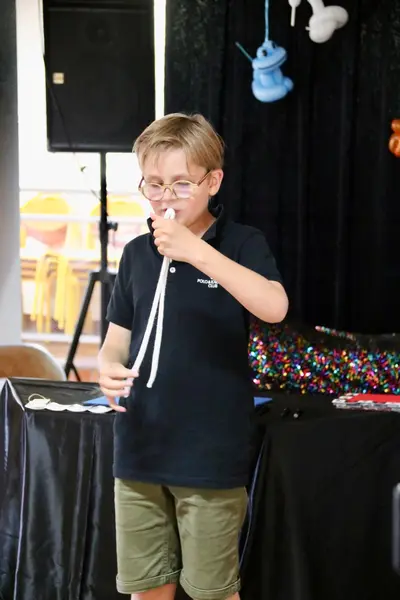 Groupe d'enfants en atelier de magie avec Francis