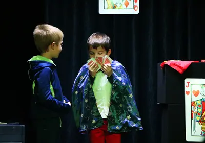 Enfant réalisant un tour de magie pendant l'atelier