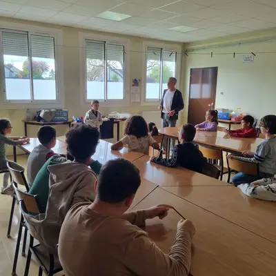 Atelier magie avec des adolescents enthousiastes