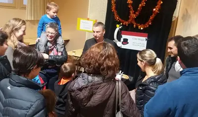 Enfant recevant sa sculpture en ballon