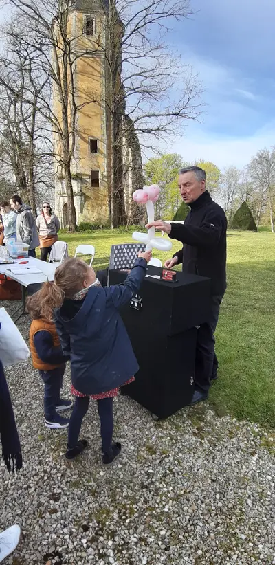 Sculpture de ballons en extérieur lors d'une fête de village