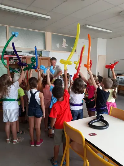 Francis offre une sculpture en ballon à un enfant