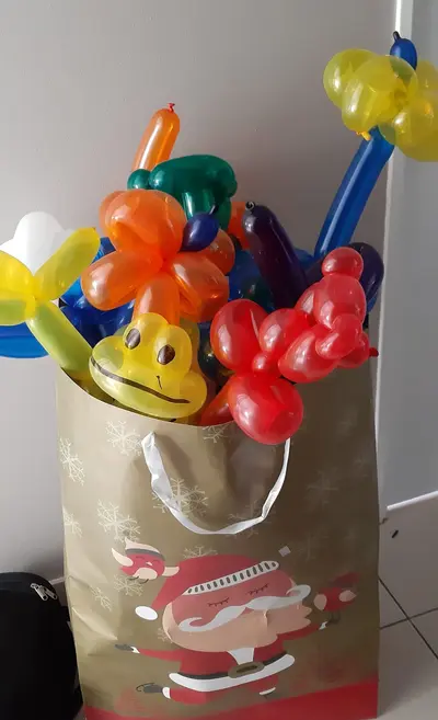 Francis en pleine sculpture de ballons pour des enfants