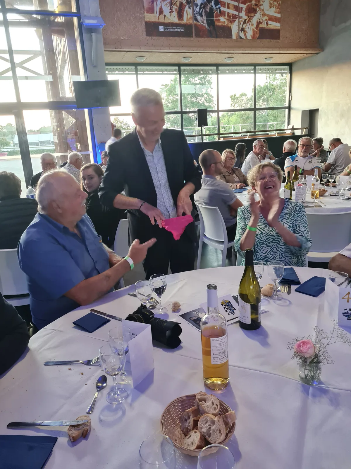Close-up de Francis Darcy lors d'un dîner de gala, convives ravis
