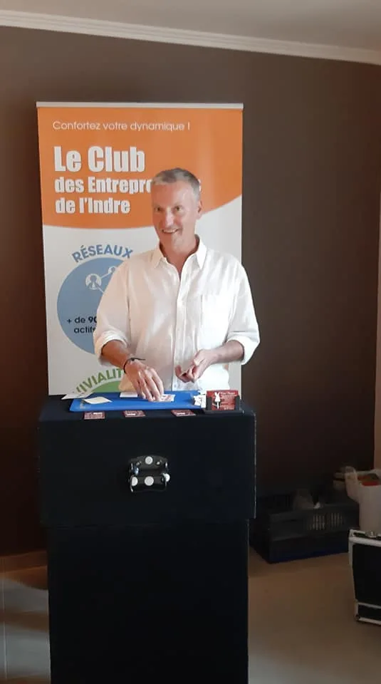 Francis Darcy au Club des Entrepreneurs de l'Indre, close-up de cartes sur table