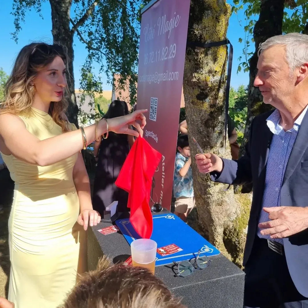 Francis Darcy en close-up extérieur avec une spectatrice