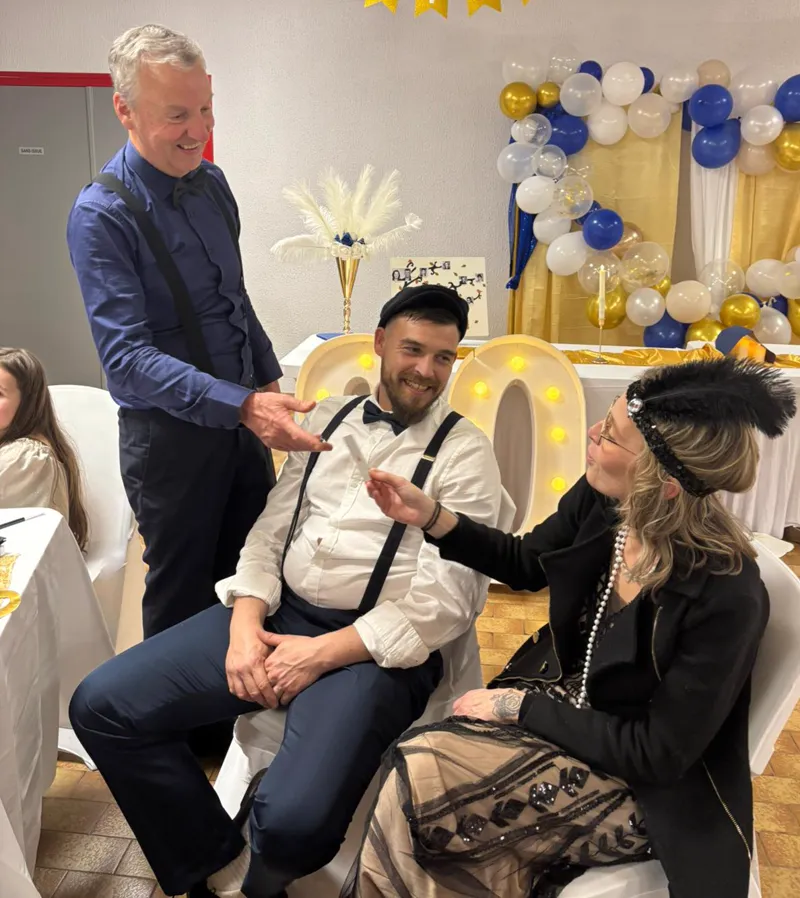 Francis Darcy réalisant un tour de magie lors d'une soirée privée