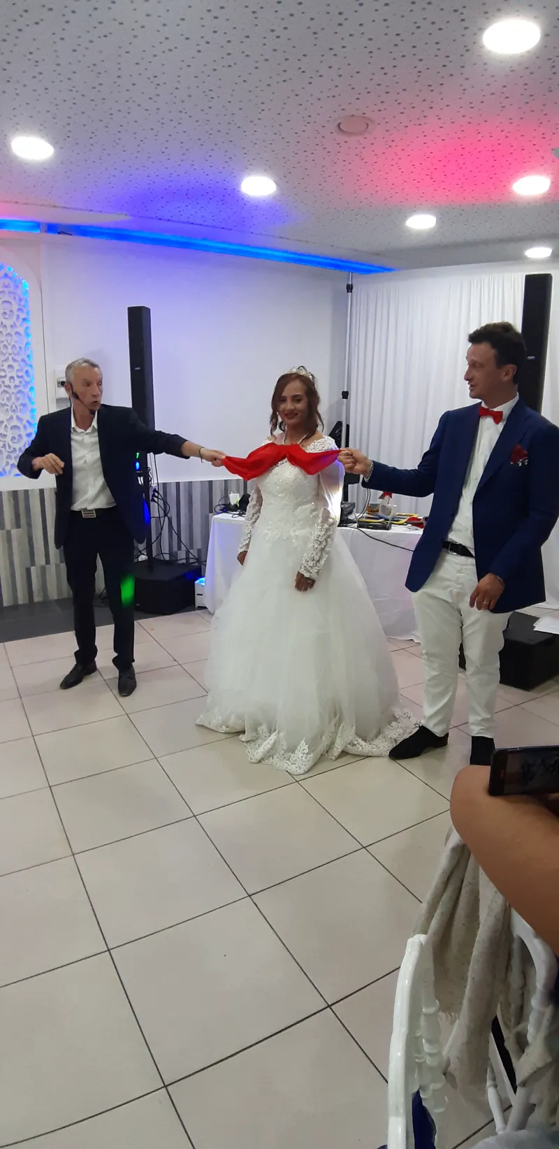 Magie close-up lors d'un mariage, Francis avec les mariés et foulards colorés