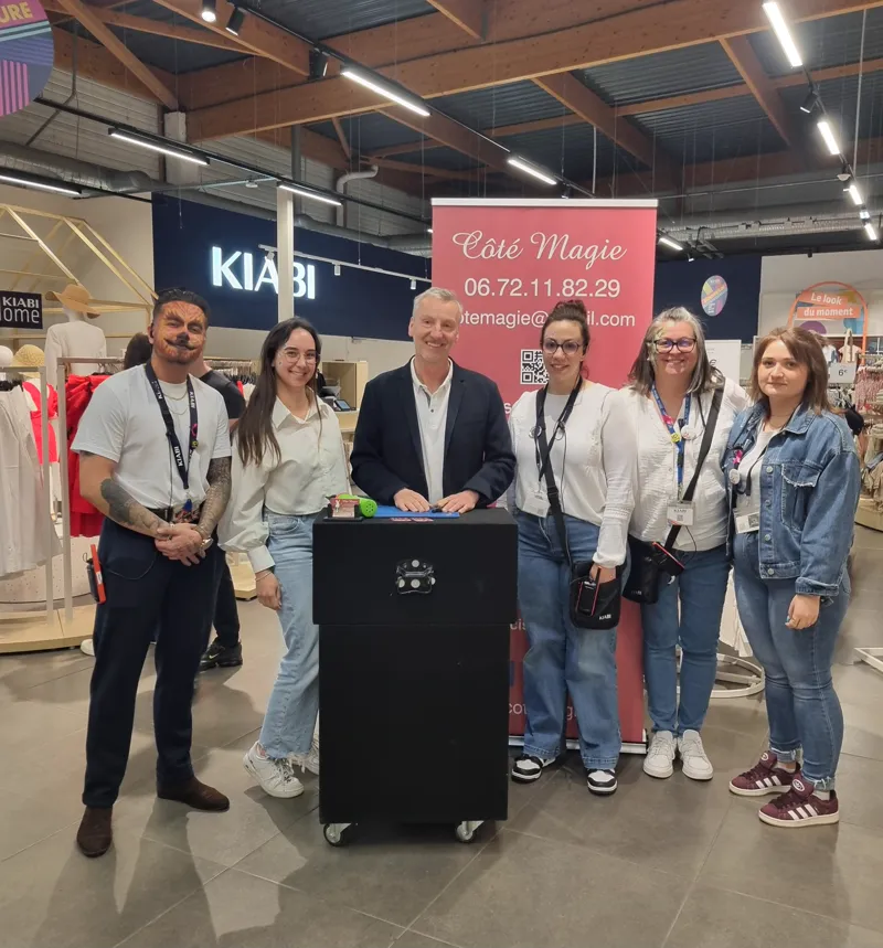 Francis Darcy avec l'équipe Kiabi lors d'une animation close-up en magasin