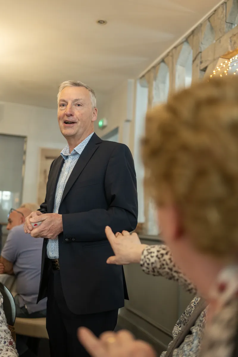 Francis Darcy en interaction avec les convives lors d'un dîner en restaurant