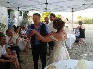 Close-up lors d'un mariage en plein air sous barnum