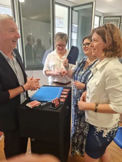 Magie de proximité pour une entreprise avec tour de cartes