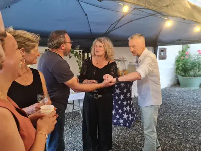 Close-up en soirée sous barnum pour des invités
