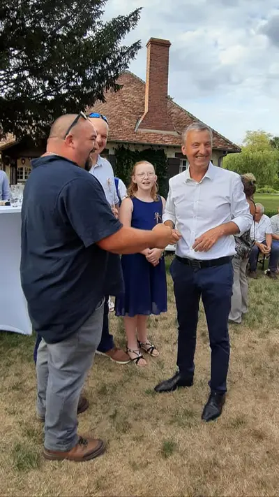 Close-up en extérieur avec un invité souriant