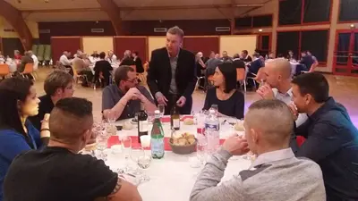Tour de cartes pour un couple d'invités
