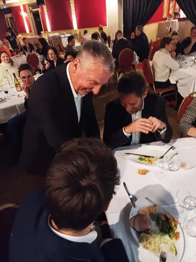 Francis en tour de cartes entre deux tables