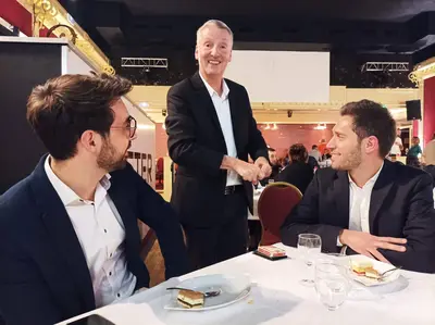 Tour de magie avec des cartes pour des invités attentifs