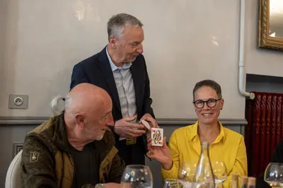 Close-up pour une soirée entreprise avec tour de cartes