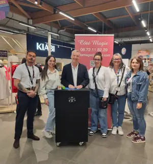 Francis Darcy avec l'équipe Kiabi lors d'une animation close-up en magasin