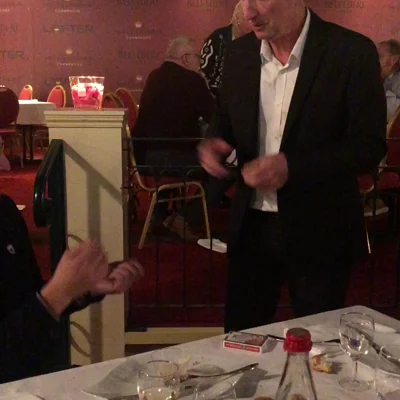 Vidéo de close-up — Francis Darcy réalise un tour lors d'un dîner