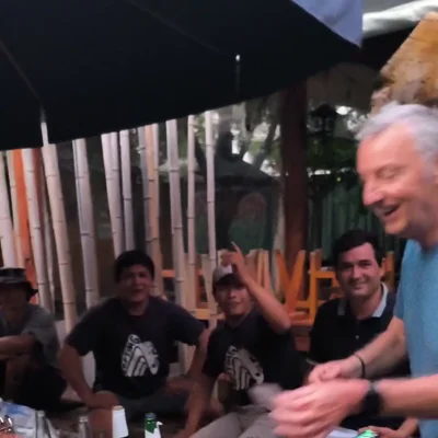 Vidéo de close-up — Francis Darcy en prestation de magie de proximité
