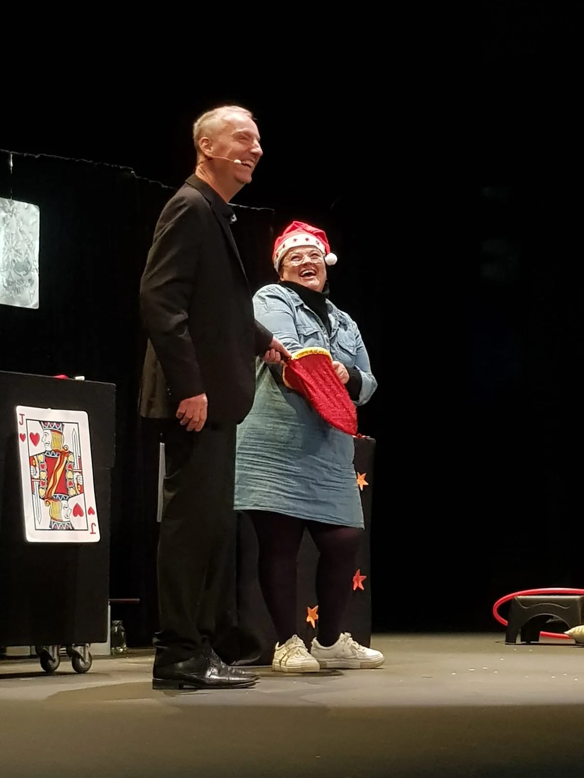 Francis Darcy avec volontaire portant un bonnet de Noël et foulard rouge, éclats de rire