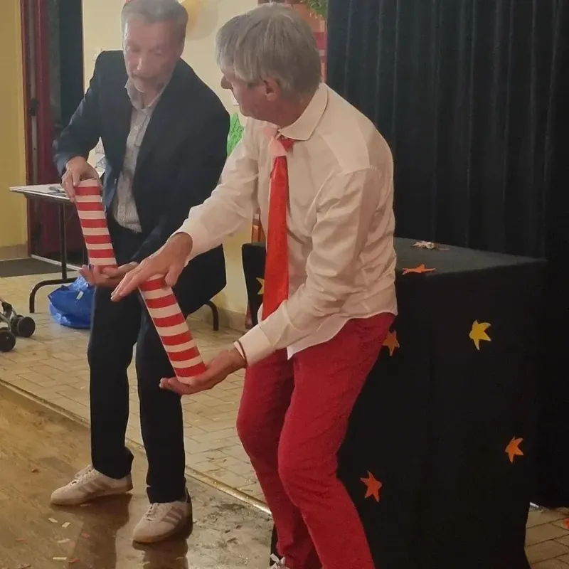 Spectacle enfants : Francis Darcy sur scène avec un volontaire émerveillé