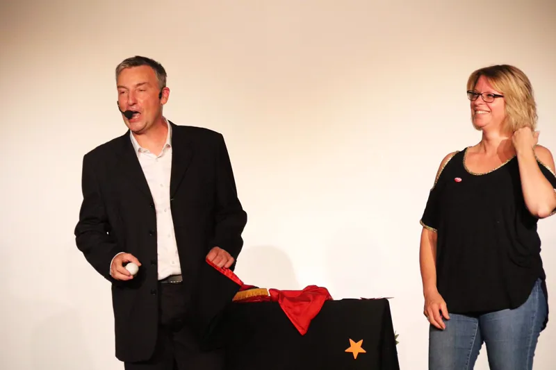 Francis Darcy sur scène, spectacle de magie pour enfants avec décor coloré