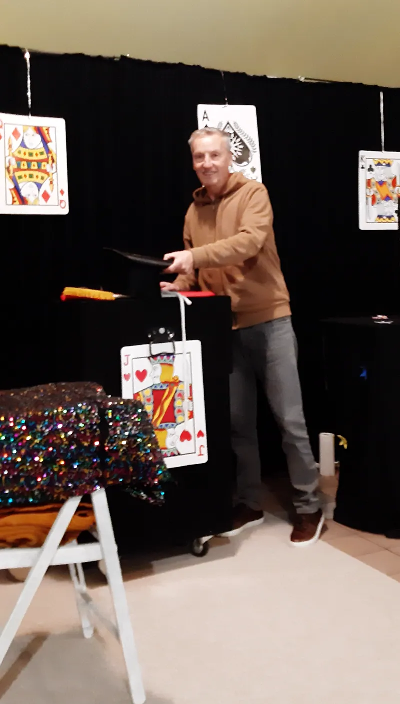 Francis Darcy et ses cartes géantes sur scène, spectacle de magie scénique