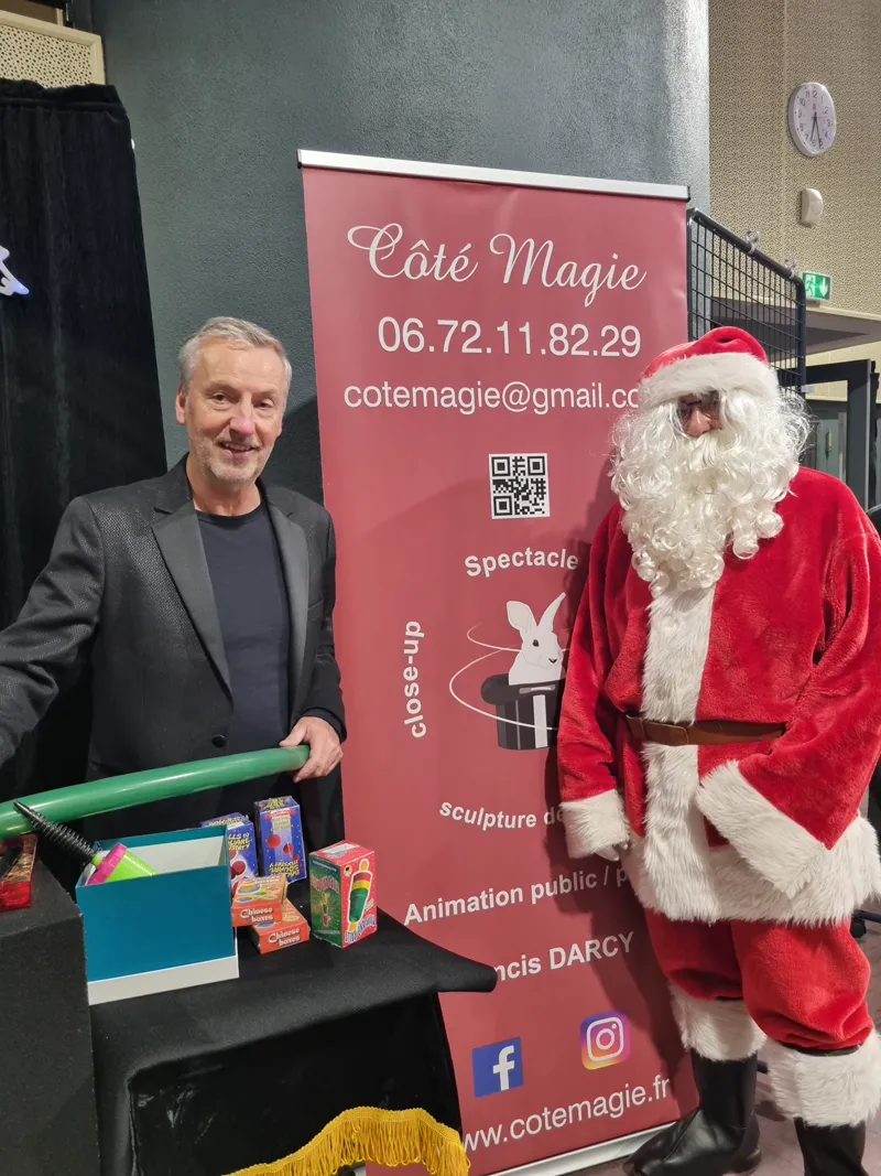 Francis Darcy avec le Père Noël sur son stand au marché de Noël