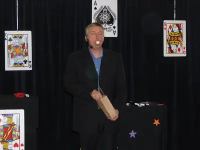 Francis sur scène devant un décor de cartes géantes