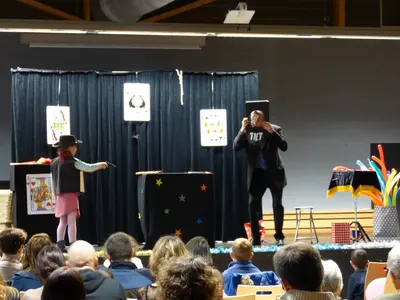 Enfants émerveillés regardant un tour de magie