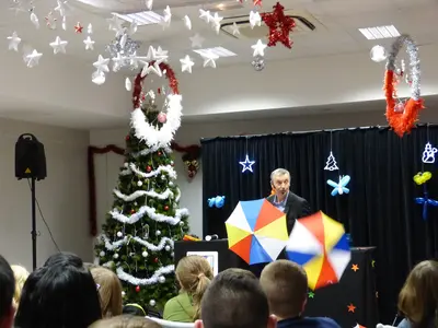 Spectacle interactif avec des enfants qui lèvent la main