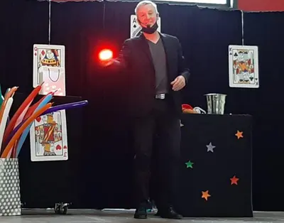 Francis et un enfant volontaire sur scène