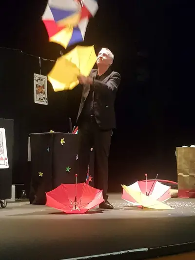 Tour de magie devant des enfants captivés