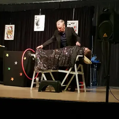 Enfants riant pendant le spectacle de magie
