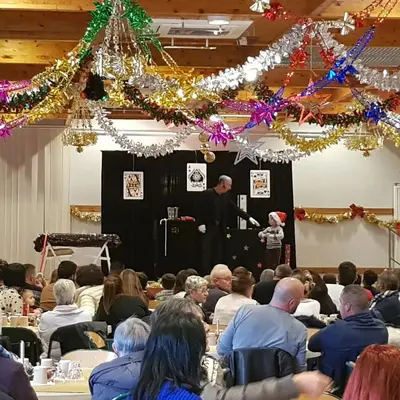 Spectacle avec confettis et effets magiques pour enfants