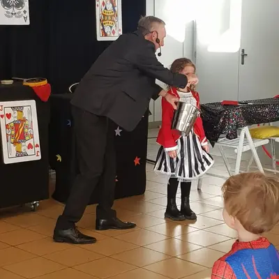 Un enfant apprenti magicien aide Francis sur scène