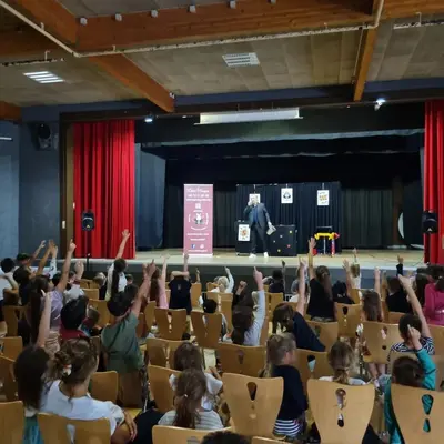 Les enfants applaudissent à la fin d'un tour